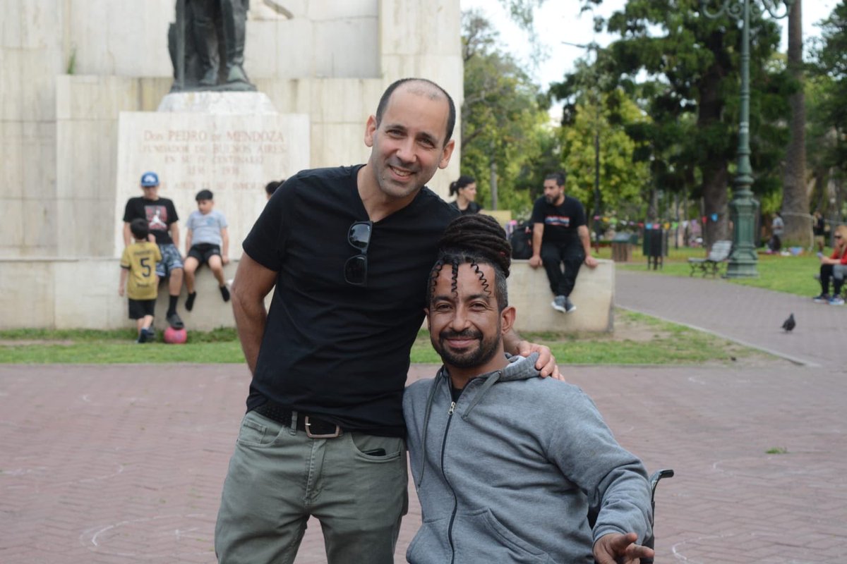 Ayer estuve en el Parque Lezama con compañeros de la comunidad disca que le ponen el cuerpo para que se implemente la Ley de Emergencia en Discapacidad y construir una sociedad más accesible. 
Ojalá el gobierno tuviese el 1% de la dignidad y la coherencia que tienen los discas.
