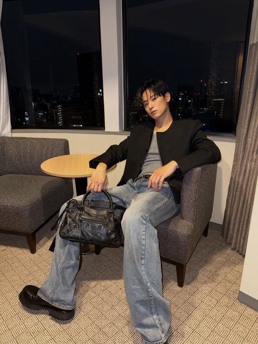 juyeonzb's tweet photo. Don’t just look, come fix my pose. https://t.co/eprKM7tpqG
