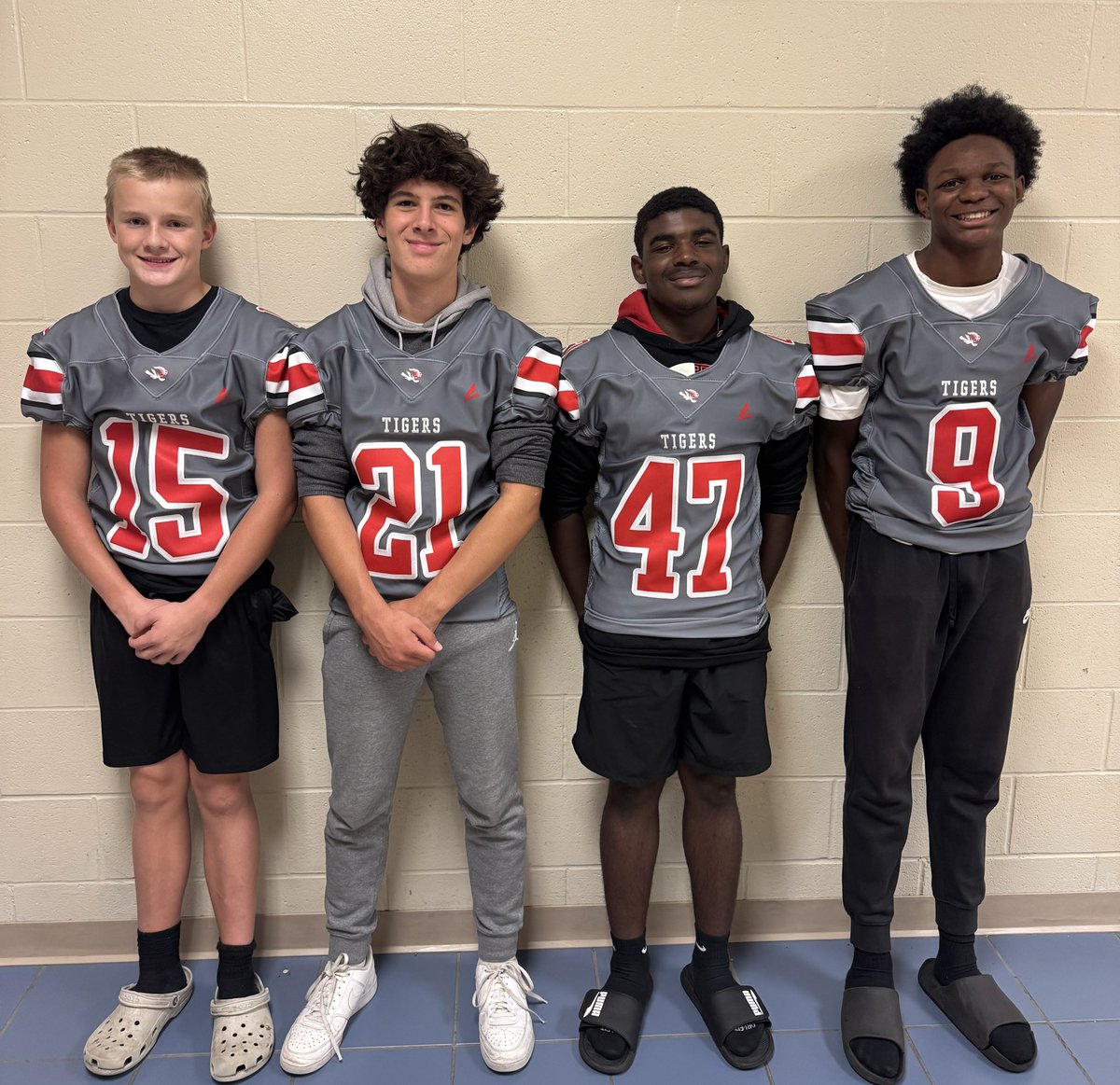 CoachBurk52's tweet photo. All smiles for our last practice before fall break! Congrats to our wk 8 captains leading us to our last road game of the season. 2 more opportunities left for this freshmen class before the big leagues!

Bell (WR)
Spanke (DB)
Freeman (DL)
Eason (DB)

@FballTiger #DAT63 #RTS https://t.co/reNidumzON