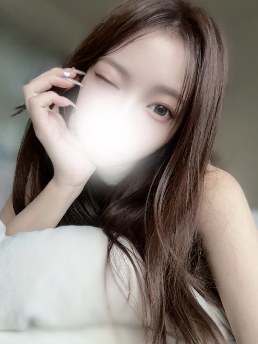 おはよ🤍
今日、明日は【14:00〜20:00】でお店います🎀

いつもよりちょっと大人っぽい？♡
今日もたくさん甘やかしちゃうからね🍫💭