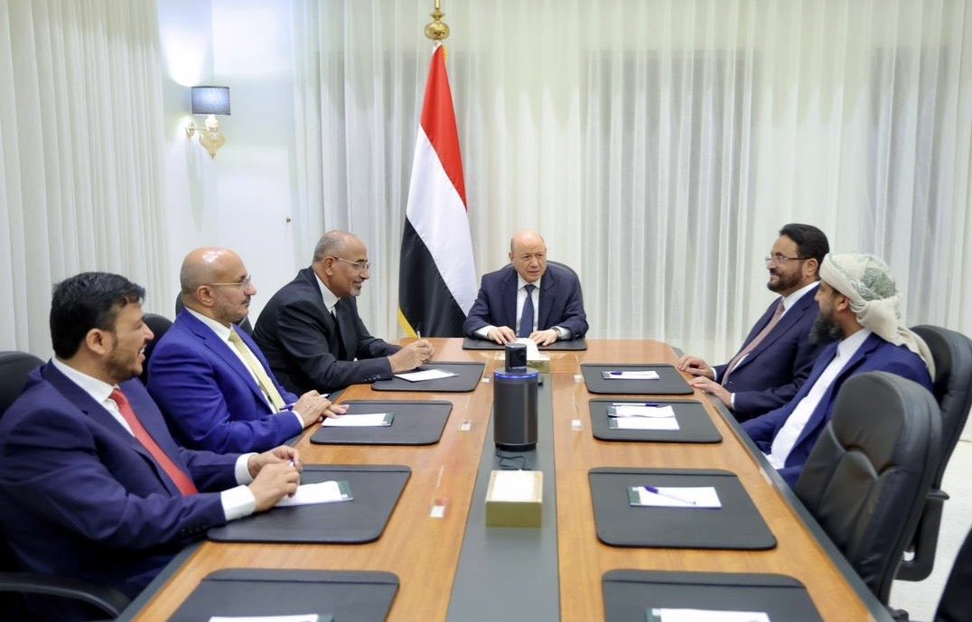 "أكد مجلس القيادة الرئاسي التزامه بمبدأ الشراكة، والتوافق الوطني، في ضوء مرجعيات المرحلة الانتقالية، وفي مقدمتها إعلان نقل السلطة، والقواعد المنظمة لعمل المجلس، بما يضمن وحدة الصف، وتعزيز المركز القانوني للدولة، وحشد كافة الجهود لإسقاط انقلاب المليشيات الحوثية الإرهابية المدعومة