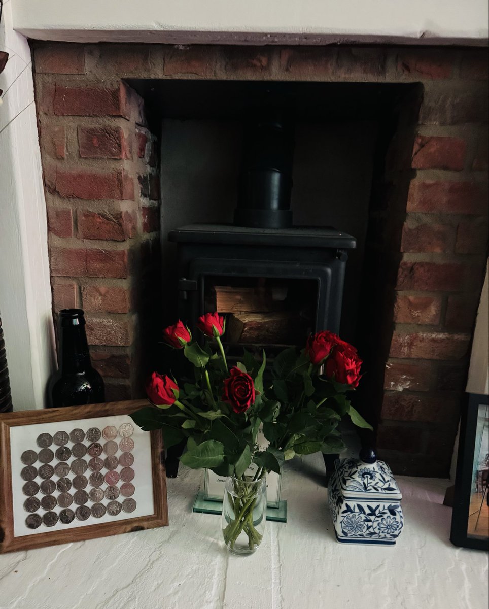 He loves me he loves me so… thanks to my wonderful husband to be ❤️X #lovehim #loveislove #hesamazing #roses #beautiful #smashing