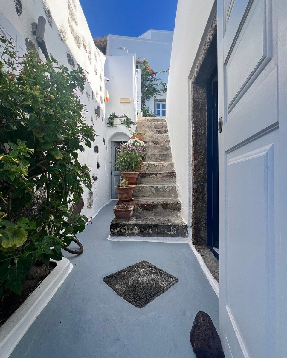 Tripadvisor's tweet image. When I said I needed a mental health walk, I meant a walk from Fira to Oia. 📍Santorini