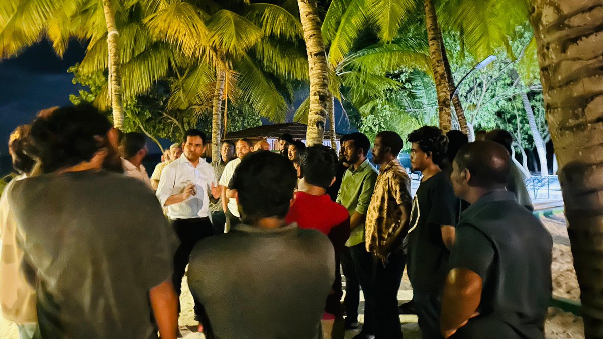 em_saeed's tweet photo. އިހަވަންދޫ ޒުވާނުންބޭއްވި BBQ އެއްގައި މިރޭ. ރައީސް ޑރ. މުޢިއްޒުގެ ސަރުކާރުން ރައްޔިތުންނަށް ވެފައިވާ ވަޢުދުތައް ފުދެމުންދިޔުމަކީ ރައްޔިތުން އުަފަލާއެކު ބަލައިގަންނަކަމެއް! https://t.co/xQDxT3setP