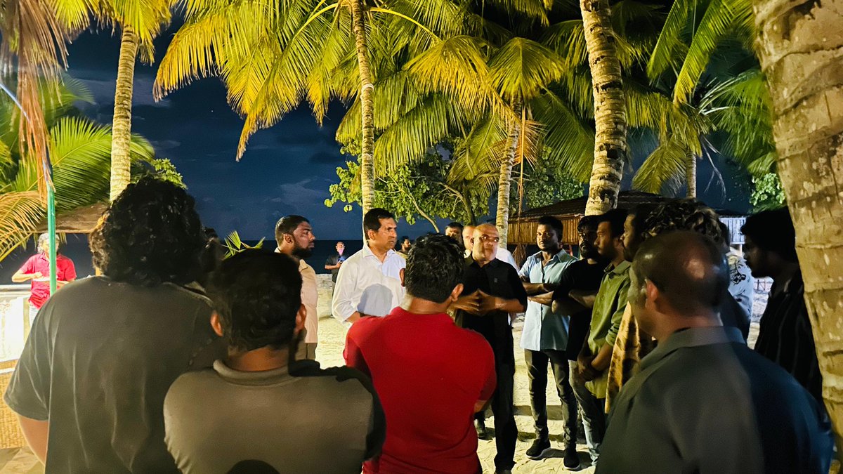 em_saeed's tweet photo. އިހަވަންދޫ ޒުވާނުންބޭއްވި BBQ އެއްގައި މިރޭ. ރައީސް ޑރ. މުޢިއްޒުގެ ސަރުކާރުން ރައްޔިތުންނަށް ވެފައިވާ ވަޢުދުތައް ފުދެމުންދިޔުމަކީ ރައްޔިތުން އުަފަލާއެކު ބަލައިގަންނަކަމެއް! https://t.co/xQDxT3setP