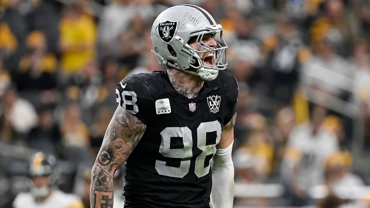 RaiderNationWW's tweet image. Raiders superstar Maxx Crosby ALLEGEDLY held a “Players only” Meeting this morning before practice, demanding every player to do better going forward, starting this Sunday at home vs the Titans. He’s reportedly going to do this every Friday morning from now on. #RaiderNation
