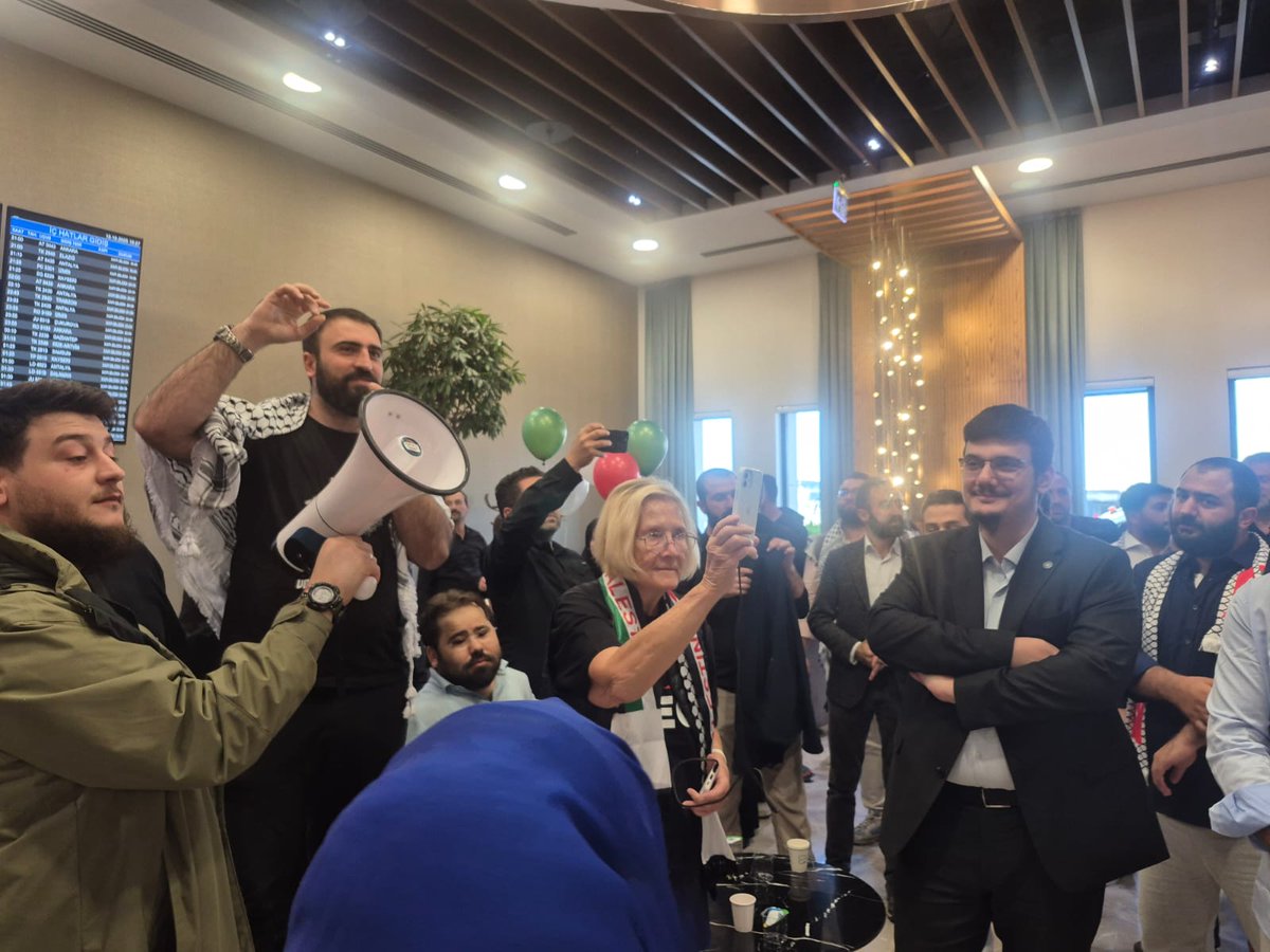 agdmyaroglu's tweet image. Gazze’ye insani yardım götürmek üzere uluslararası sulardayken İşgal Rejimi İsrail tarafından alıkonulan Vicdan Gemisi yolcularını ve milletvekillerimizi karşıladık.
Bu muhim organizasyonu düzenleyen Özgürlük Filosu ve Mavi Marmara Derneği yetkililerine, Milletvekillerimiz…