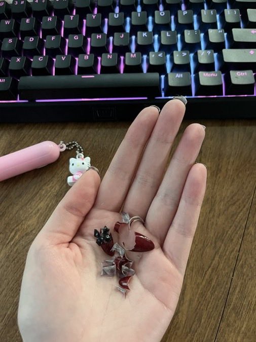 PiperrFN's tweet photo. Can a paypig pay for my nails I had an oopsie😔💔 https://t.co/UKsh1Yd8Vd
