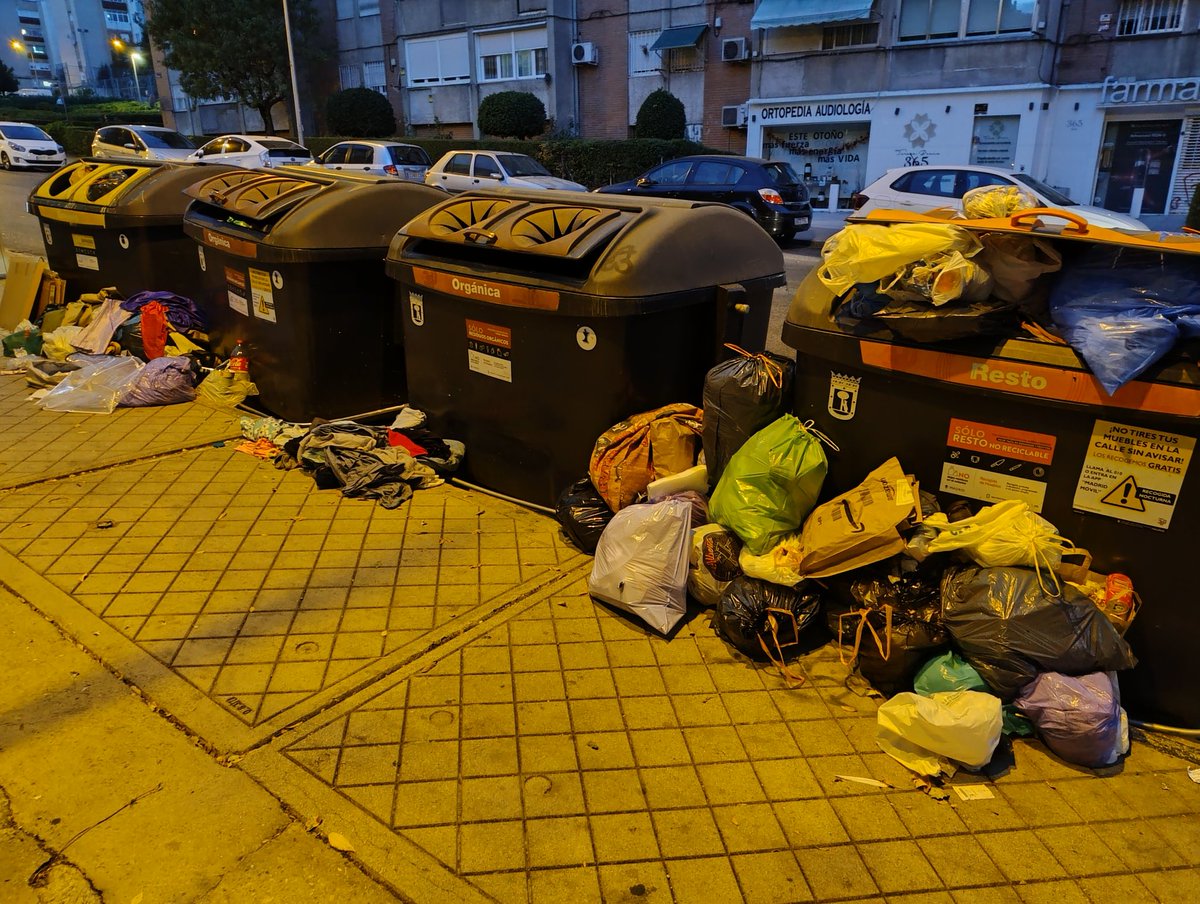 <a href="/MiliBerkana/">mili hernández</a> <a href="/Lineamadrid/">Línea Madrid</a> <a href="/MADRID/">Ayuntamiento Madrid</a> Qué quieres, mantener Madrid lleno de mierda cuesta lo suyo.