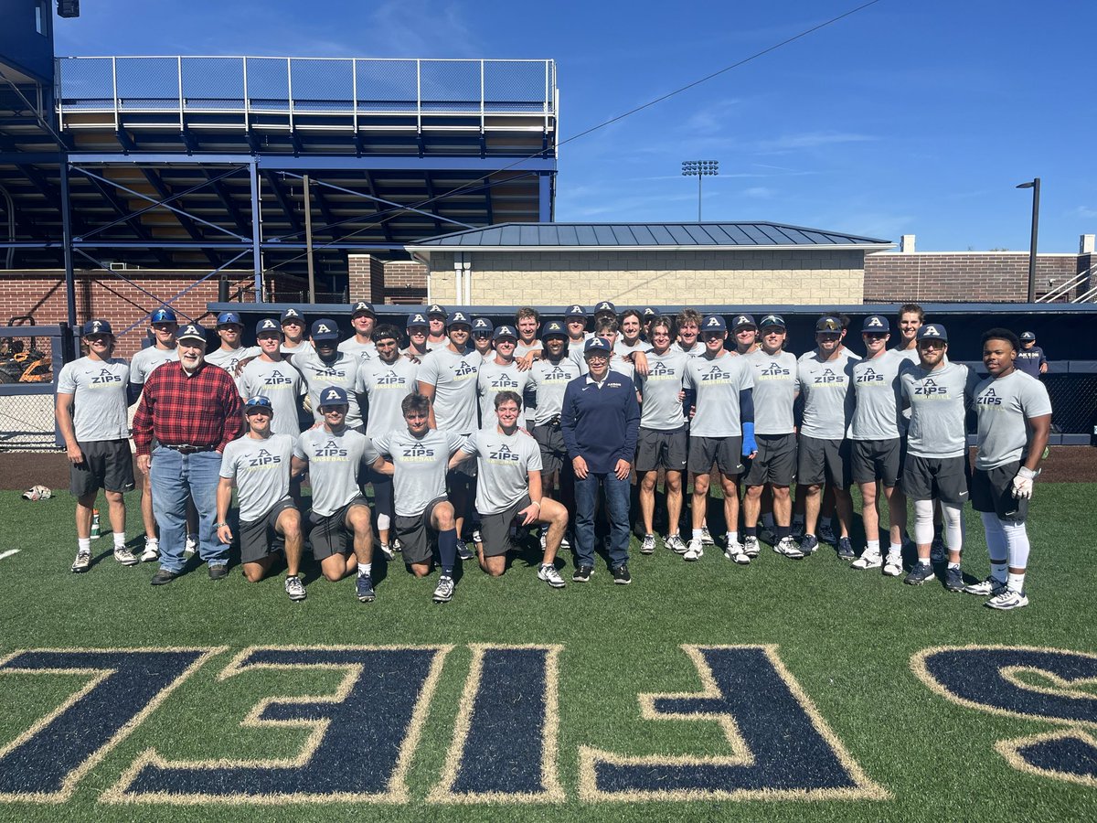 ZipsBB's tweet image. Practice before heading on the bus for @PrascoPark this weekend! ⚾️

Great to have Bill Skeeles and Mike Hvasta out at Skeeles Field today. 🦘

We couldn’t be more grateful for the support of Zips Baseball and the community we continue to build together! 

#GoZips | #BeDifferent
