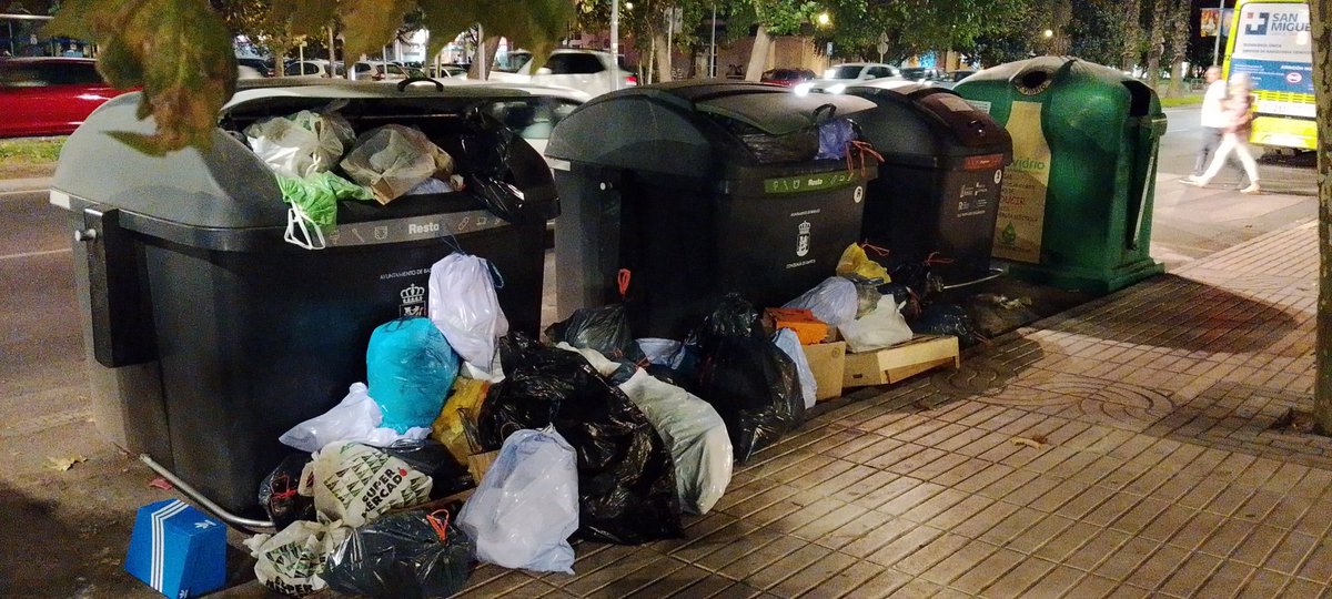 maneostos's tweet photo. @BarreraGragera @RubenGaleaGil Este es el estado en el que se encuentra a diario el primer tramo de Sinforiano Madroñero a partir de las 20h. Tan solo 2 contenedores de restos para incontables locales hosteleros y vecinos de la zona. https://t.co/k0b2QADcr9