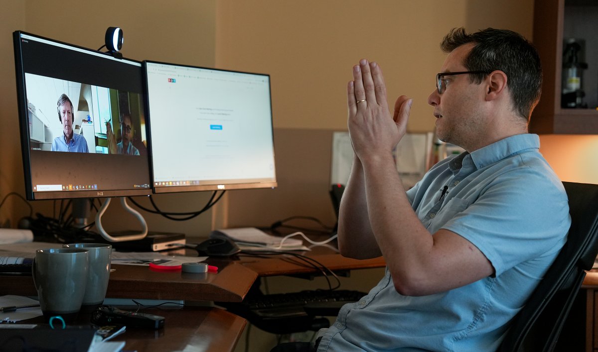 ScienceStowers's tweet photo. Why would a healthy cell decide to die? Investigator @HalfmannLab joined @NPR's @npratc with @NPRjonhamilton to discuss his #research on how and why cells decide to self-destruct—a process known as programmed cell death.

🎧 Listen here: https://t.co/PF9WcptMyC https://t.co/8ETW6hzBzO