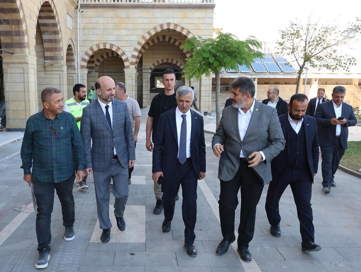 Abdulhamithan Camii altında yapımı devam eden Gençlik Merkezi inşaatında Valimiz Mükerrem Ünlüer ve İl Müftümüz Abdurrahman Kotan ile birlikte incelemelerde bulunduk.

Gençlerimizin manevi ve kültürel gelişimine katkı sağlayacak bu önemli merkezin şehrimize kazandırılacak