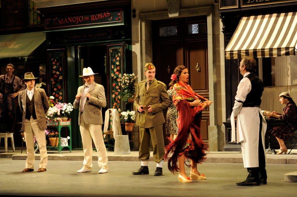 Entre aromas y amores florece la zarzuela cubana, mulata linda de La Habana, con olor de azúcar y fuego, fuego que no se apaga.
Hoy, Día Mundial de la #Zarzuela, abrazo a todos y todas los que contra viento, sol, marea y sequías, permiten que este género no muera.