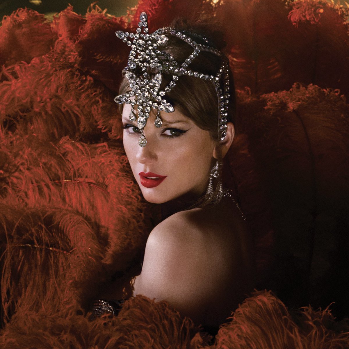 updateswiftbr's tweet image. Taylor Swift ultrapassa Elvis Presley e se torna a artista internacional com o maior número de álbuns em primeiro lugar no Reino Unido (14).