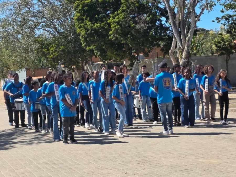 O Rotary Club de Rio das Ostras, RJ, doou 8 instrumentos musicais à banda marcial Alyde Barreto, da Escola Municipal Fazenda da Praia, em Mar do Norte, no município. São duas novas cornetas, três clarinetes, dois tambores e um saxofone. #Rotary #PessoasEmAção