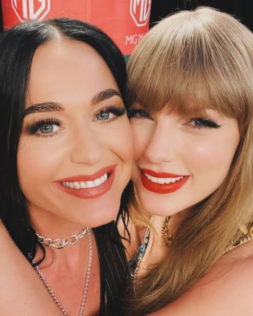 TSwiftNZ's tweet image. 📲 | Katy Perry listening to “Eldest Daughter” via Instagram story

“We loved this one ❤️”