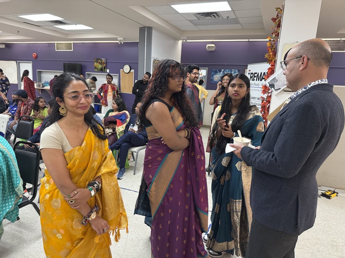 JeffKibbleCML's tweet image. What an amazing night celebrating Durga Puja with the Victoria Bengali Cultural Society! Angel and I had the opportunity to attend this vibrant festival which brought together the Bengali community from across Vancouver Island. People of all ages and backgrounds came together for…