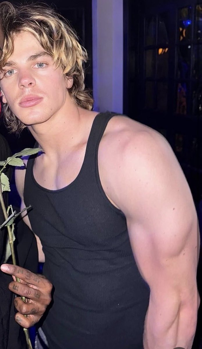 hackerxwright_'s tweet image. LOS OJOS Y EL BRAZO 🫦