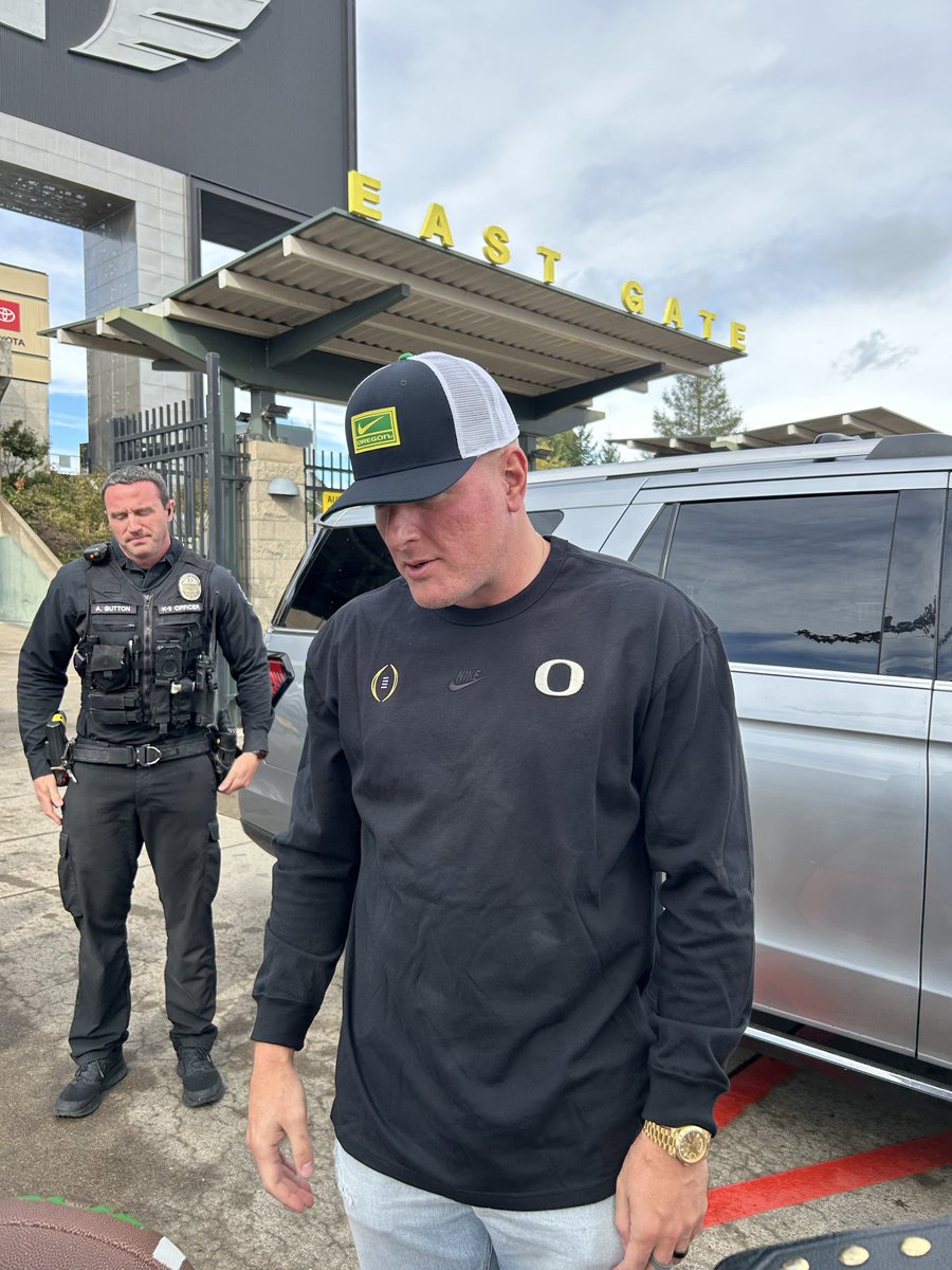Just met <a href="/PatMcAfeeShow/">Pat McAfee</a> outside of Autzen!!Most genuine guy ever! Pitched him the idea to bring back the phone lines who’s in it’s me 😂😂 #forthebrand #scoducks #autzen #patmcafee
