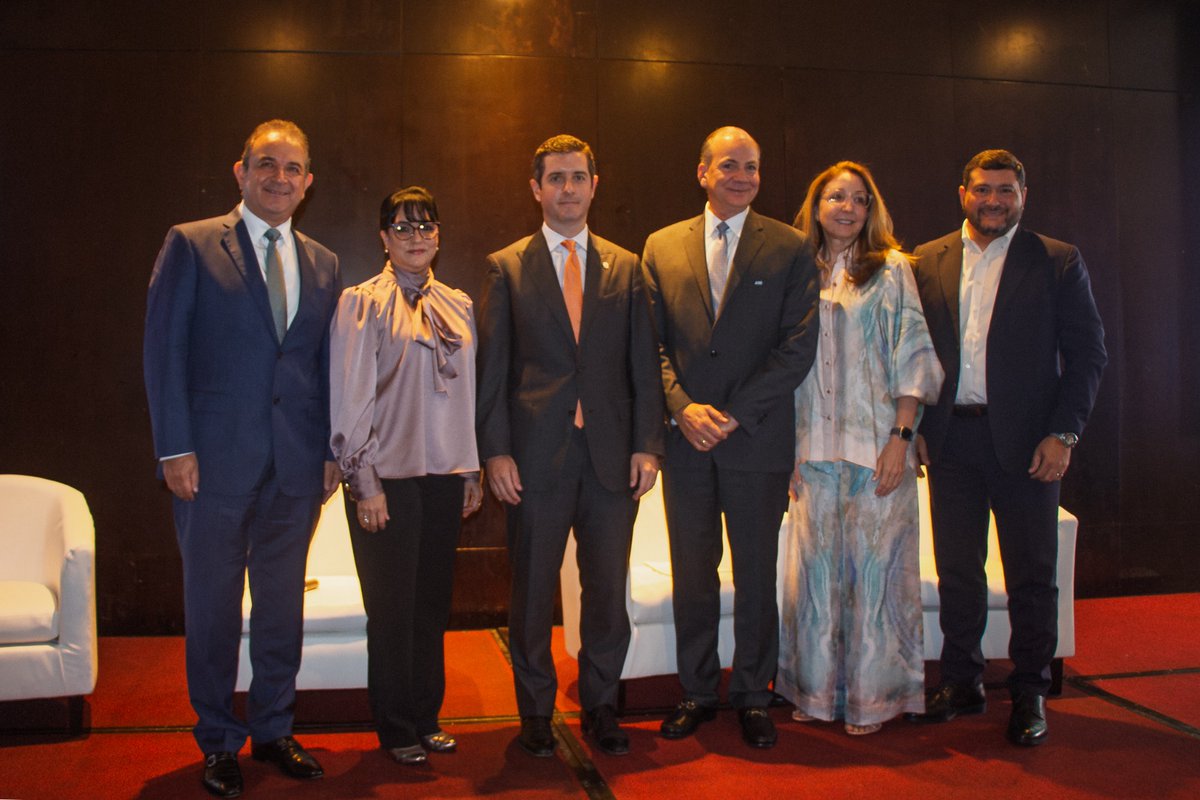 Miguel Bolinaga, presidente de AES Panamá, en el panel “Liderazgo resiliente: Estrategias en entornos volátiles” de CASEM. Miguel compartió cómo, en tiempos de incertidumbre, la resiliencia y la innovación son esenciales para transformar el sector energético.

#AESPanamá