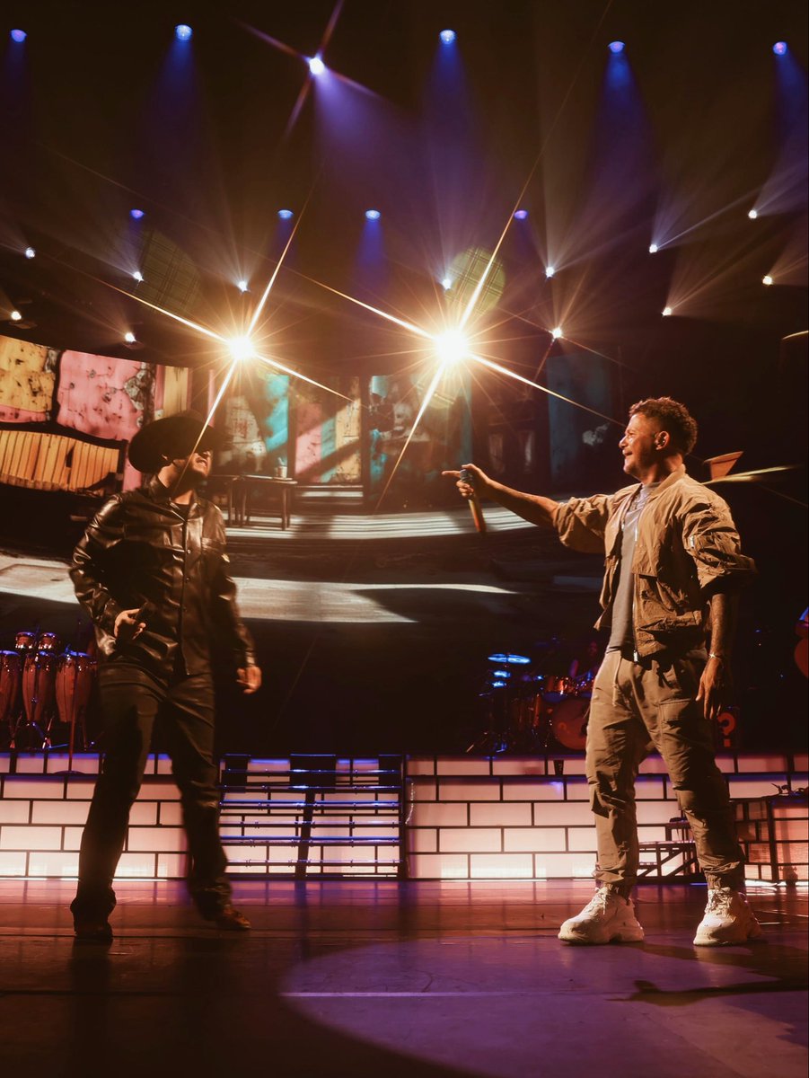 AlejandroSanz's tweet image. Quinta noche en el auditorio, rodeado de amigos, de vosotrxs, de música… Así se siente feliz cualquiera. Sabiendo que vamos a regalarnos dos noches más 👏🏻👏🏻