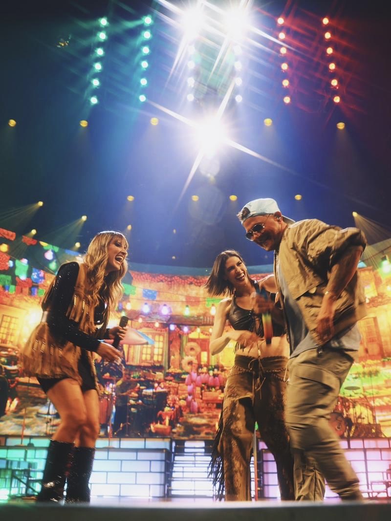 AlejandroSanz's tweet image. Quinta noche en el auditorio, rodeado de amigos, de vosotrxs, de música… Así se siente feliz cualquiera. Sabiendo que vamos a regalarnos dos noches más 👏🏻👏🏻