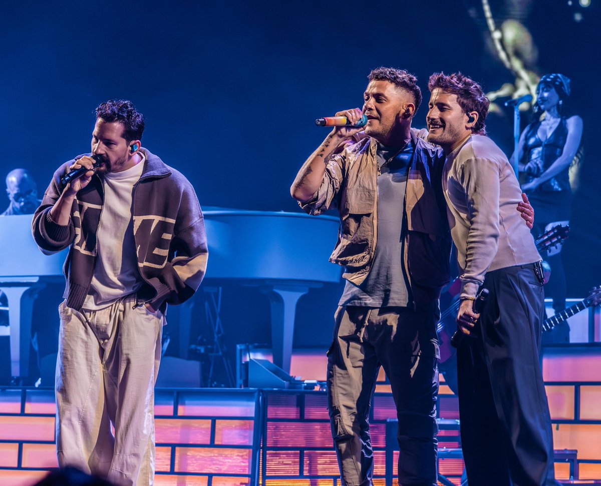 AlejandroSanz's tweet image. Quinta noche en el auditorio, rodeado de amigos, de vosotrxs, de música… Así se siente feliz cualquiera. Sabiendo que vamos a regalarnos dos noches más 👏🏻👏🏻