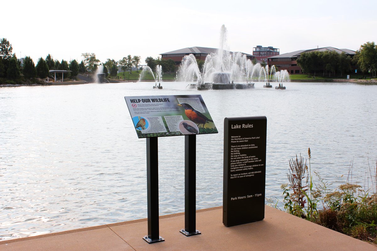 New signs have been installed at Heartland of America Park, thanks to the Omaha Parks Foundation! These “Help Our Wildlife” signs remind visitors not to feed the animals, even if it seems kind. Each sign also highlights some of the bird species you might see around the park! 🦆🐦
