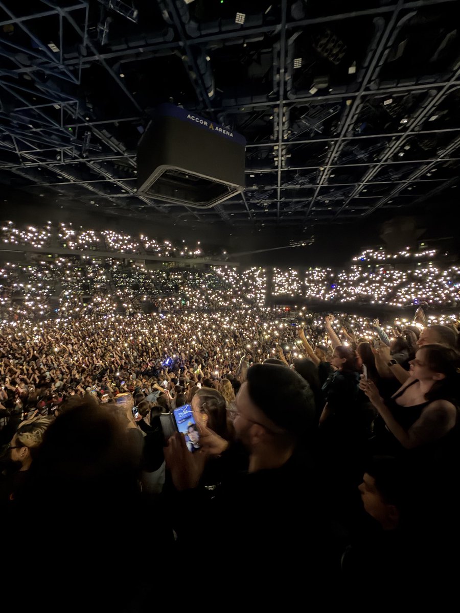 witch_drama's tweet image. Bercy en lumière pour #ONEOKROCK 

#oneokrockparis