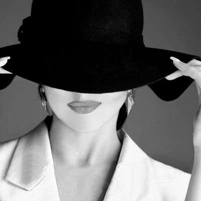 نعم.. 
أنا أنثى مزاجية الطباع
ﻻ أتقن لغة النفاق
صراحتي ﻻ تعجب الكثير غالباً
الكبرياء..
اتقنه بشدة عزيزة النفس
هادئة لحد الغموض
استثنائية لحد الدهشة
مزعجه لحد الجنون
عنادي قد يصل إلي عنان السماء
ذكائي يحتاج إلى الكثير من الغباء
ﻻ أحب أن يعلمني أحدا مايجب علي فعله..!

#رمااد