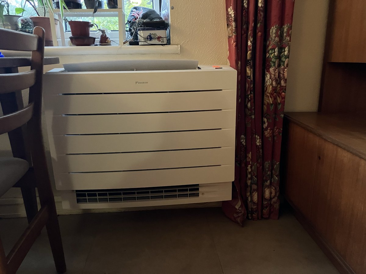 Usually photos of ASHP installations are of the external unit because rads are boring. This Daikin is not boring, it’s great! Mr Thinker came home and said “That’s the one I saw at #installershow!” Yes it is and now the house is warm.