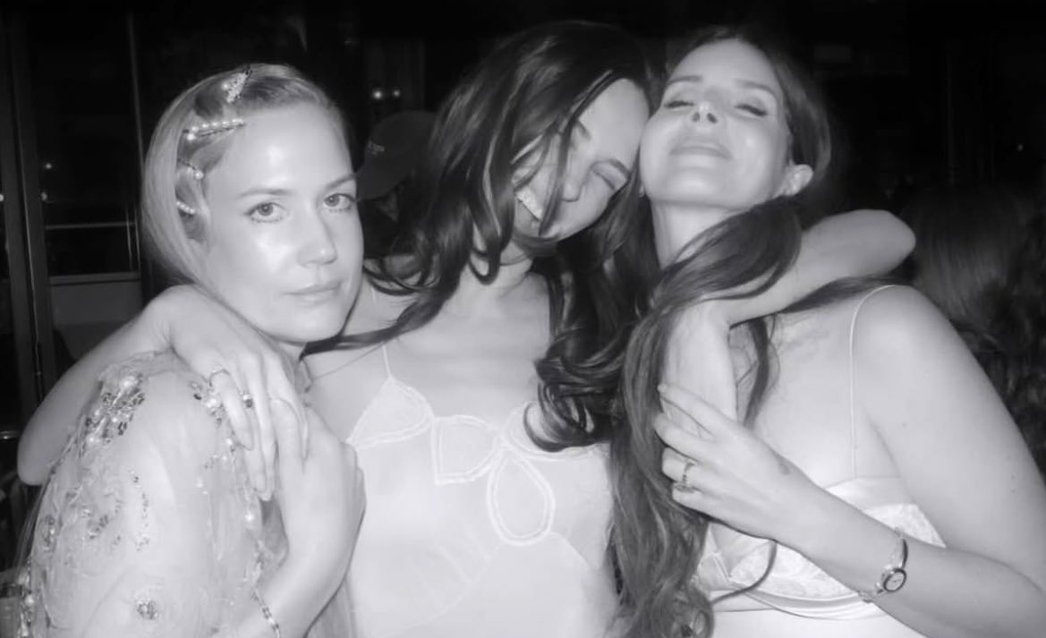 ldr_anthem's tweet image. Lana Del Rey with her sister, Chuck Grant, and Devon Lee Clarckson at Valentino’s after-party in Paris 🤍