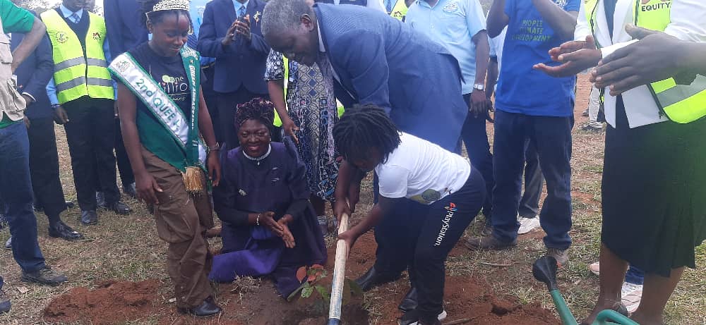 uganda_climate's tweet image. Uganda joins the 5th ROOTS Edition — “Revive, Restore &amp;amp; Sustain Indigenous Species.”

🎯 Goal: Restore 2.5M ha by 2030
 80M trees already planted!

Let’s protect and grow our native species for a greener, resilient Uganda.

#ROOTS2025