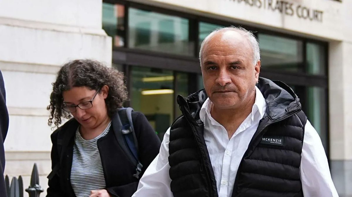 Kuran’ı yakan adam ifade özgürlüğü davasını kazandı.

Londra’daki Türk konsolosluğu önünde Kuran yaktığı için 240 sterlin para cezası alan Hamit Coşkun, mahkumiyetine karşı temyiz başvurusunu kazandı.

Mahkeme, “ifade özgürlüğü rahatsız edici görüşleri de kapsar” dedi.

Coşkun’u