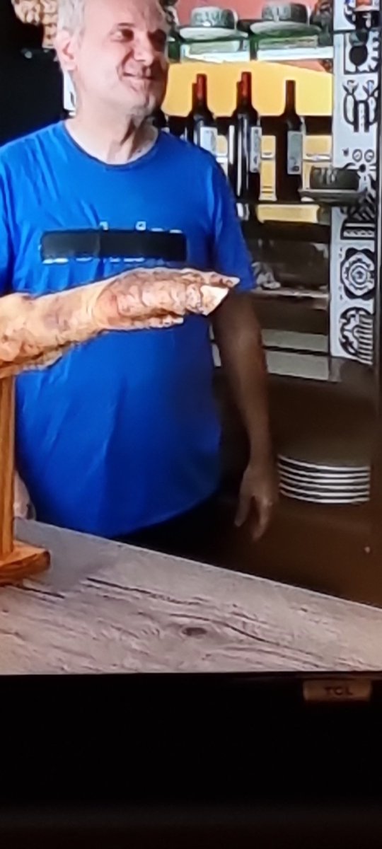 "Chef je m'attendais pas à vous voir" 
Mais il a mis un scotch sur la marque de son tee shirt 🤣🤣 #CauchemarEnCuisine