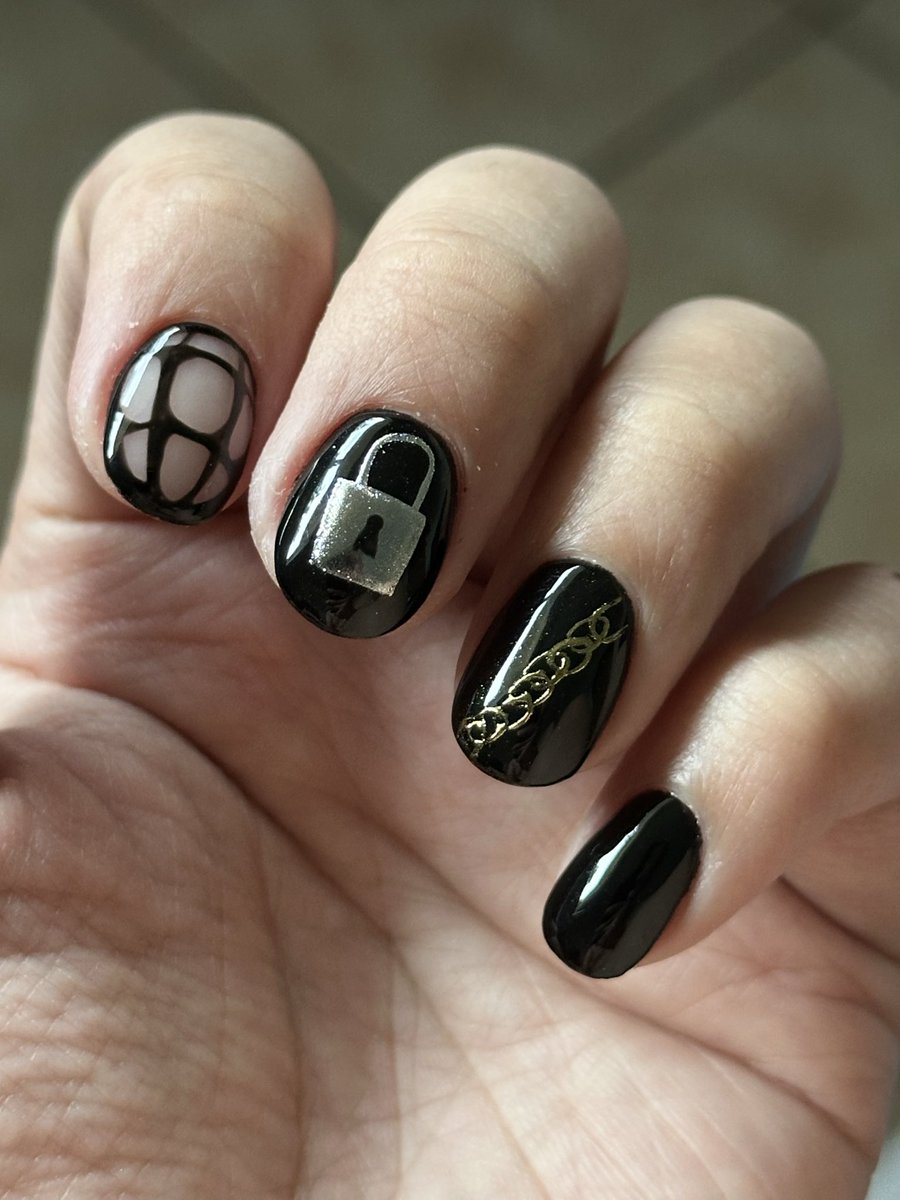 Khoe khoá hay khoe móng? - BOTH . 
Khách nó hỏi móng tay m vẽ chủ đề gì. T nói “Halloween”🎃 😂 

Happy #locktober ! 

#teamlocked #chastity #malechastity #MenChastity #locked #cagedmen