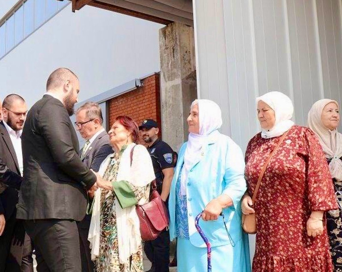 Zahvaljujem se majkama Srebrenice Muniri Subašić i Kadi Hotić, koje uvijek na kraju dođu do istine. Razgovarao sam sa majkama na telefonu. Srce mi se cijepalo jer su oplakale jučešnji dan zbog nesavjesnih ljudi koji šire laži. 

Ne zloupotrevljavajmo Srebrenicu. Daj da se