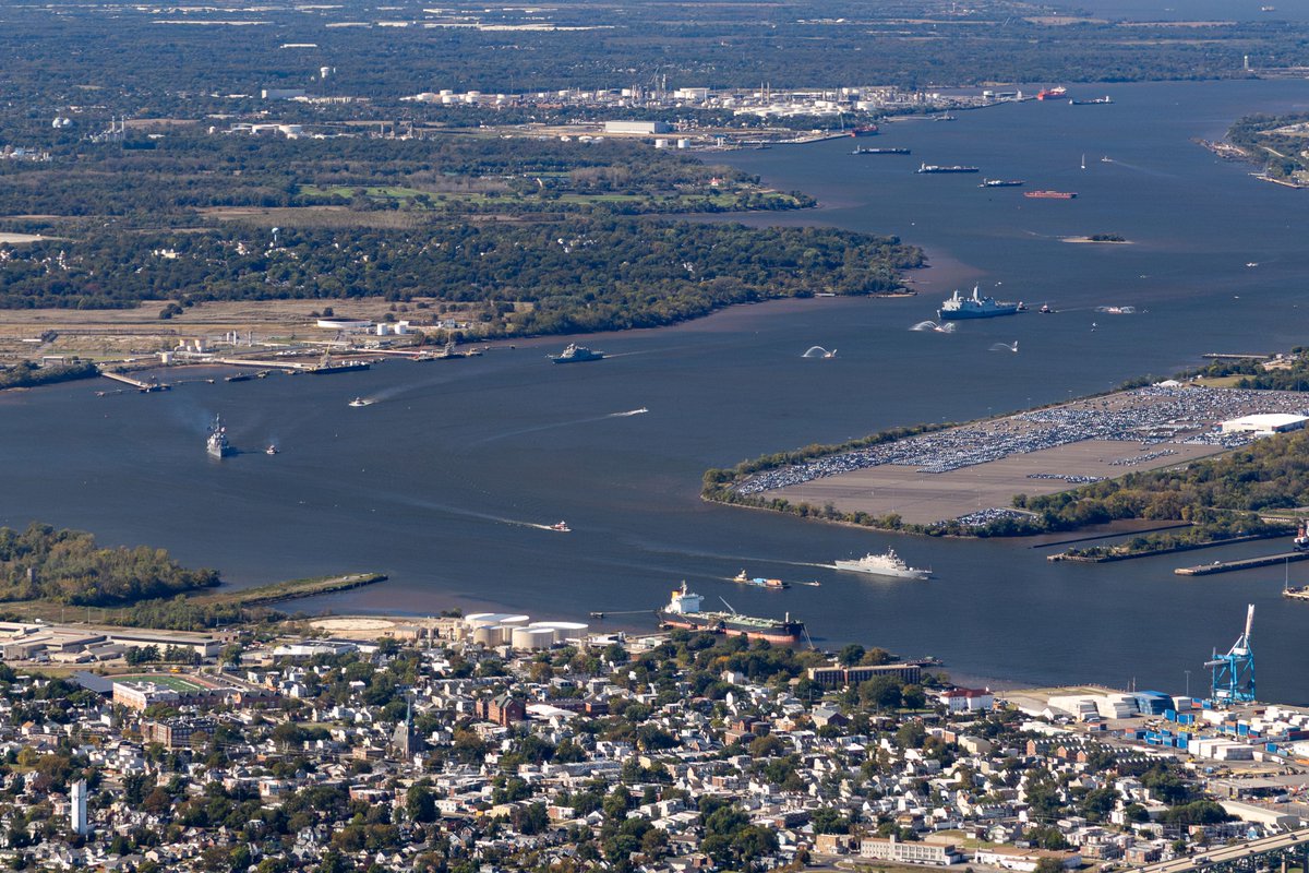 USNavy's tweet photo. ⚓️ Back to where it all began! ⚓️
Ships and aircraft have arrived in Philadelphia - the birthplace of America’s sea services - to kick off the #Navy250 birthday celebration! 🇺🇸 @CNRMA @USFleetForces @csg_two https://t.co/AxuEMMOJRv