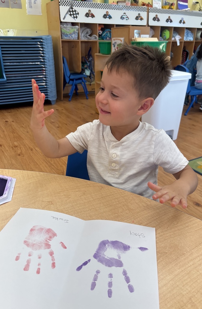 GoddardRL60073's tweet image. Our question of the week is &quot;What Makes a Good Friend?&quot; Our Mighty Elks Preschool class did a partner project with handprints as they discussed the question. #WonderofLearning #TheGoddardSchool #RoundLake #PartnerArt #Handprints #EarlyLearning #Preschool