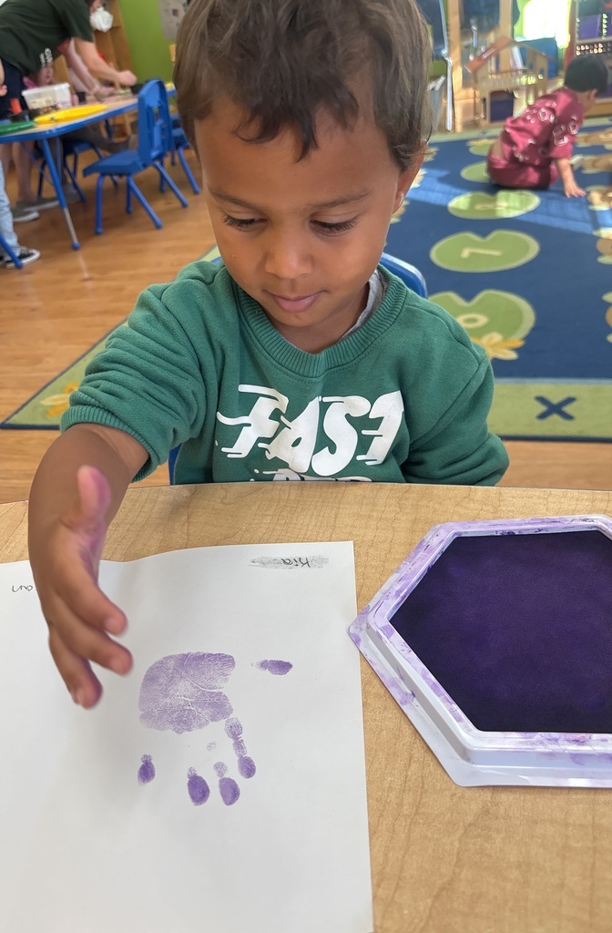 GoddardRL60073's tweet image. Our question of the week is &quot;What Makes a Good Friend?&quot; Our Mighty Elks Preschool class did a partner project with handprints as they discussed the question. #WonderofLearning #TheGoddardSchool #RoundLake #PartnerArt #Handprints #EarlyLearning #Preschool