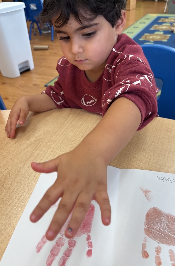 GoddardRL60073's tweet image. Our question of the week is &quot;What Makes a Good Friend?&quot; Our Mighty Elks Preschool class did a partner project with handprints as they discussed the question. #WonderofLearning #TheGoddardSchool #RoundLake #PartnerArt #Handprints #EarlyLearning #Preschool