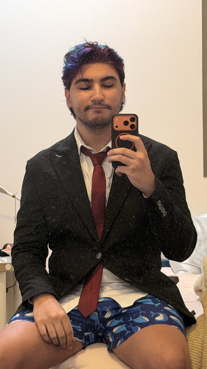 امشب دو بار از آخوند ضربه خوردم
یکیش این بود که نمیتونستم برای عروسی برگردم ایران
دومیشم این که وقتی خواستم ویدیوکال کنم، اینترنت هیچکس خوب نبود اونجا