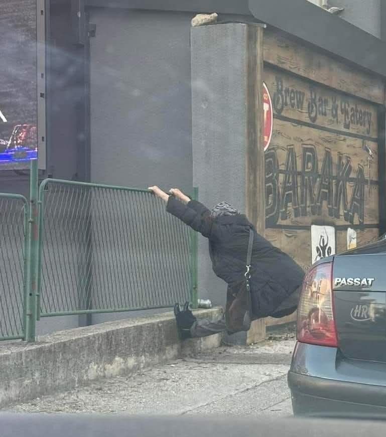 Како си психички?
Ево, држим се.