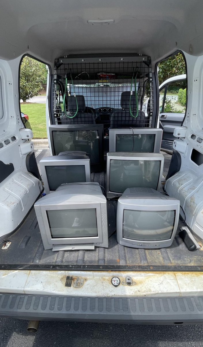 LurkerSentinel's tweet photo. @usa_retro I bought a ford transit connect just for weekend rescues and regret nothing https://t.co/aRUkcvVy4f