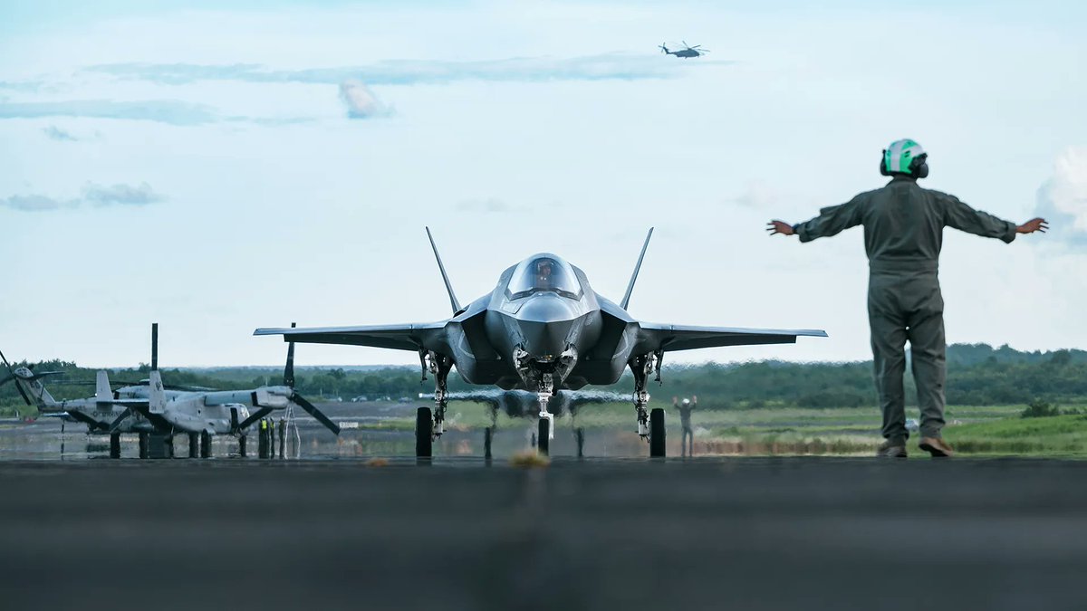 clashreport's tweet image. Massive U.S. Military Buildup Near Venezuela 

Biggest U.S. show of force in the Caribbean in 30 years, officially called “counter-narcotics,” but looks a lot like coercive pressure on Maduro.

At Sea:
— Iwo Jima Amphibious Group (3 ships + 22nd MEU, 4,500 troops)
— Destroyers:…