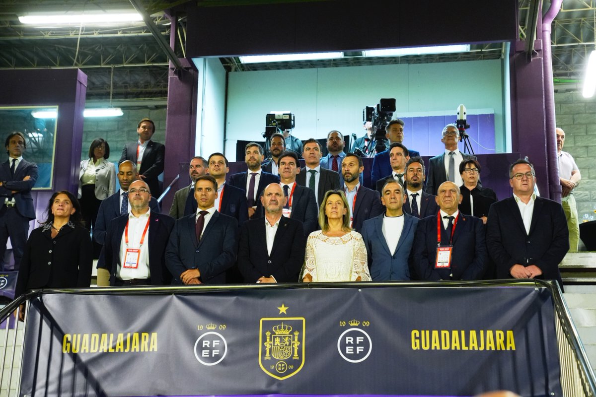 🏟️ Rafael Louzán, presidente de la <a href="/rfef/">RFEF</a>,  anima a la Selección sub-21 en el duelo ante Noruega que se está disputando en el Pedro Escartín de Guadalajara.

#NuestraBase