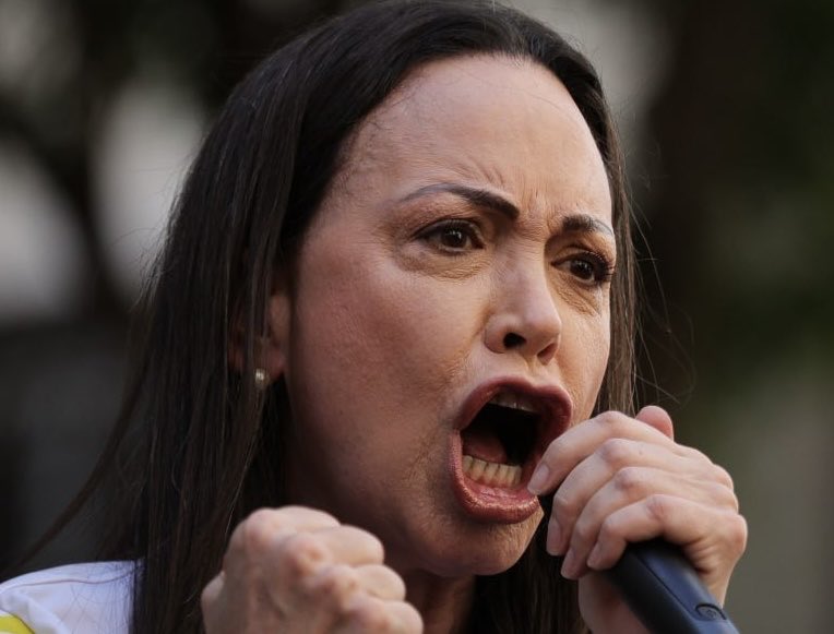 La cara amable de la nueva Nobel de Paz que, a propósito, pedía invasión militar a su país por parte de los 🇺🇸.