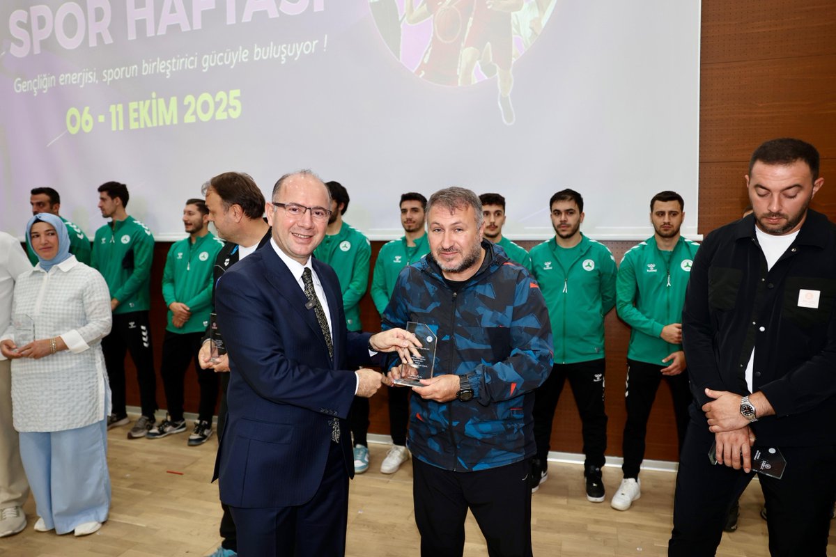 TC_giresun's tweet photo. Giresun’da Spora Değer Katanlar Ödüllerini Aldı  🏆

#AmatörSporHaftası ve 2025-2026 Eğitim Öğretim Yılı Okul Sporları Açılış Seremonisi kapsamında düzenlenen “Sporun En’leri” Ödül Töreni, Vali Sayın Mehmet Fatih Serdengeçti’nin katılımlarıyla gerçekleştirildi.

Programda, ilimizde sporun gelişmesine katkı sunan sporcular, kulüpler, antrenörler ve eğitim kurumlarına başarı ve teşekkür plaketleri takdim edildi.

Haber Detay: https://t.co/68HTELSXSw