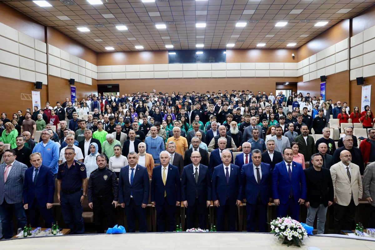 TC_giresun's tweet photo. Giresun’da Spora Değer Katanlar Ödüllerini Aldı  🏆

#AmatörSporHaftası ve 2025-2026 Eğitim Öğretim Yılı Okul Sporları Açılış Seremonisi kapsamında düzenlenen “Sporun En’leri” Ödül Töreni, Vali Sayın Mehmet Fatih Serdengeçti’nin katılımlarıyla gerçekleştirildi.

Programda, ilimizde sporun gelişmesine katkı sunan sporcular, kulüpler, antrenörler ve eğitim kurumlarına başarı ve teşekkür plaketleri takdim edildi.

Haber Detay: https://t.co/68HTELSXSw